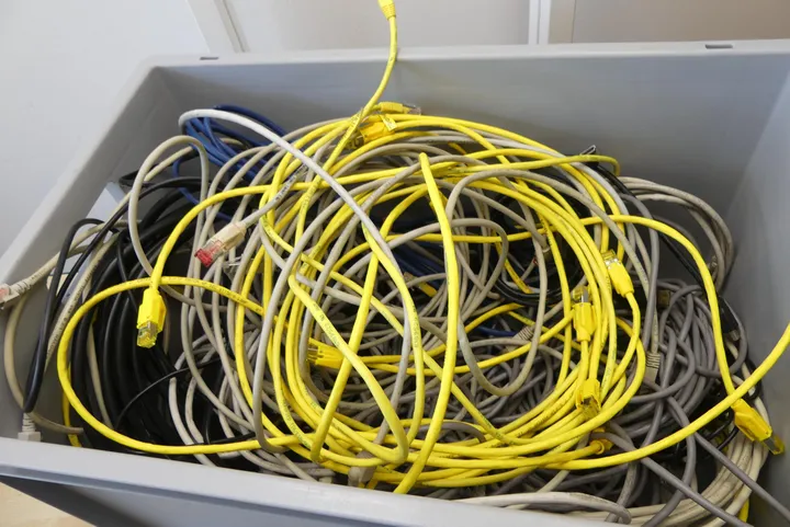Konvolut Kabel, divers Umfang: nur der Inhalt, ohne Kiste